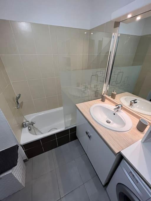 Joli Appt 45 M2 Avec Terrasse Apartamento Lunel  Exterior foto